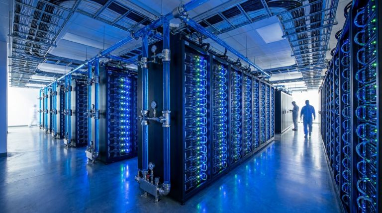 A_cutting-edge_futuristic_data_center_interior_sho-1779775447610 - innovaTopia
