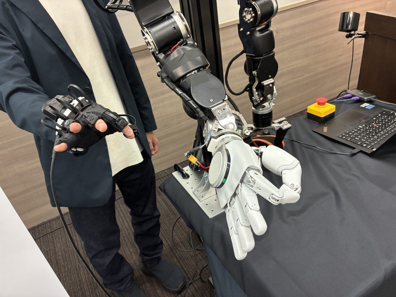 Diver-Xのグローブ型VRコントローラー「ContactGlove3」発表｜EMF
