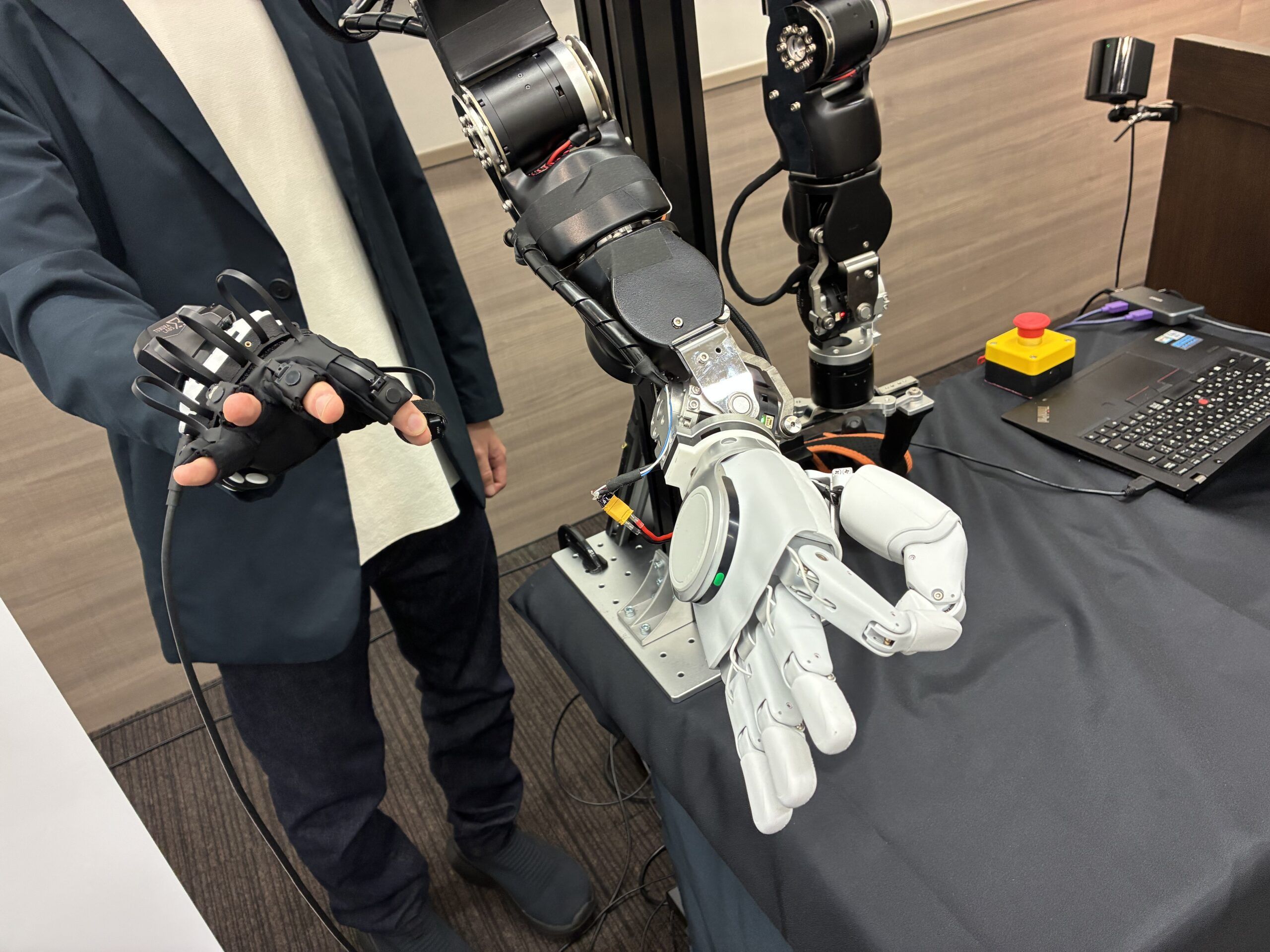 Diver-Xのグローブ型VRコントローラー「ContactGlove3」発表｜EMF