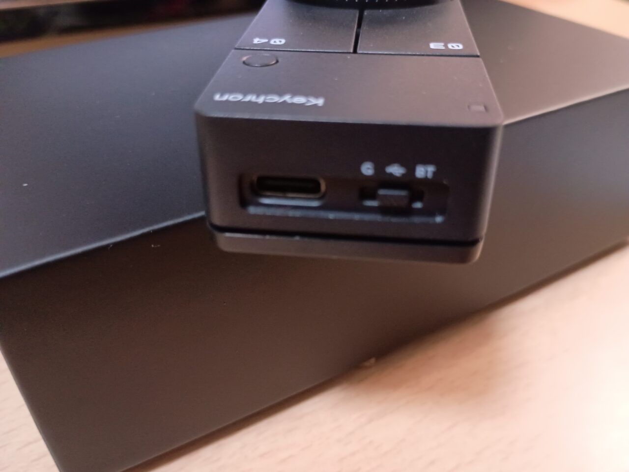 本体側面のポートと接続切替スイッチ