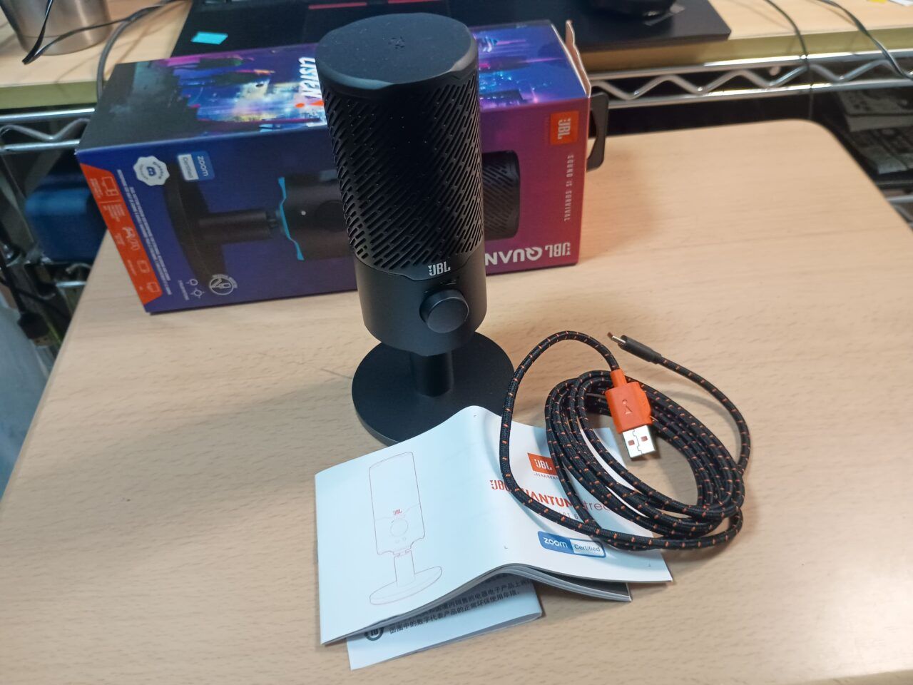 IMG_20260624_194413728 - innovaTopia 開封したJBL Quantum Stream本体、編み込みUSBケーブル、説明書