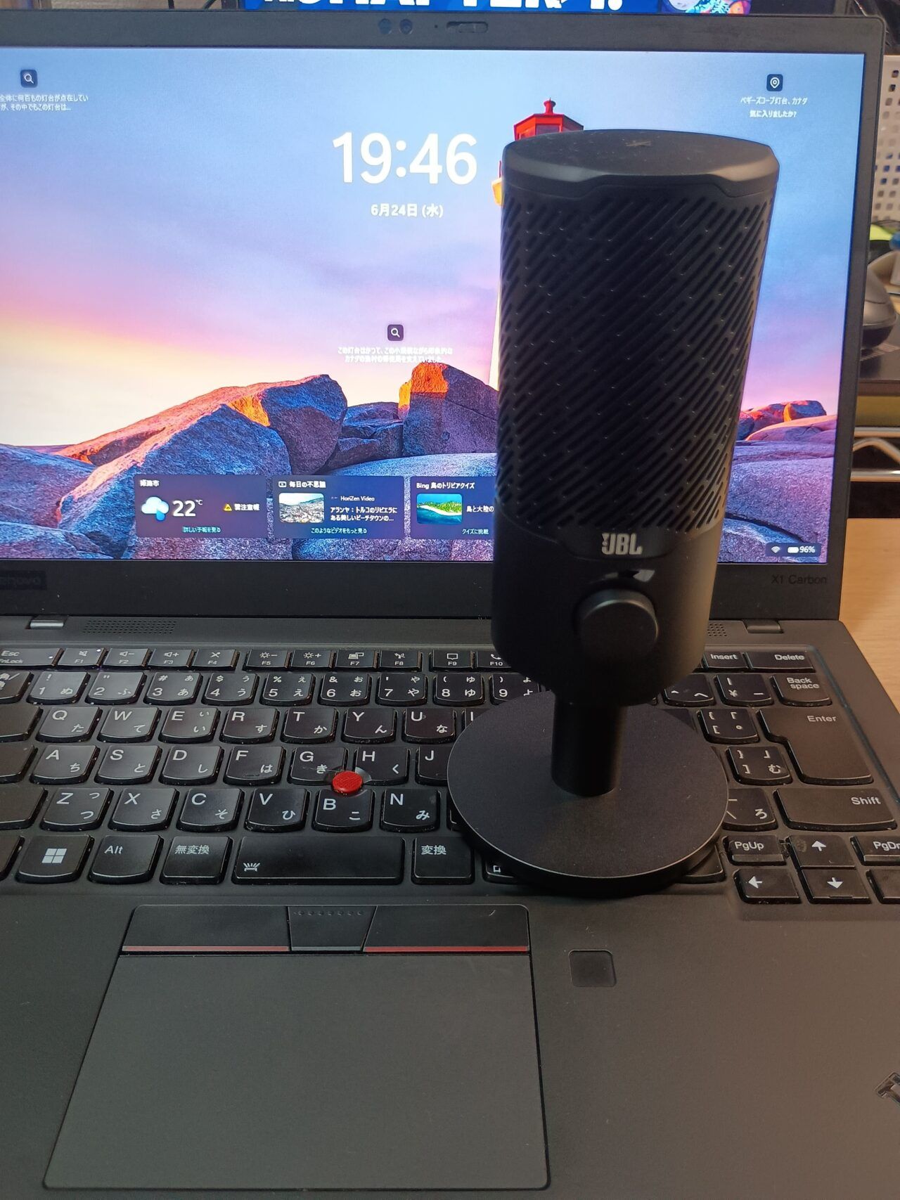 IMG_20260624_194652321 - innovaTopia ThinkPad X1 Carbonのキーボード脇に置かれたJBL Quantum Stream