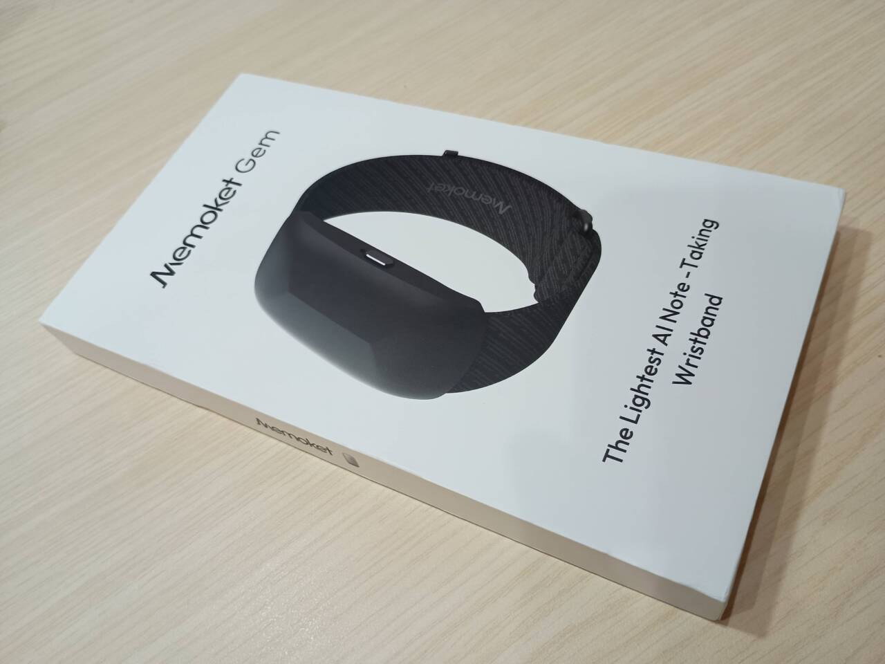 Memoket Gemの外箱。白地に製品の写真と「Memoket Gem」「The Lightest AI Note-Taking Wristband」の文字が印刷されている