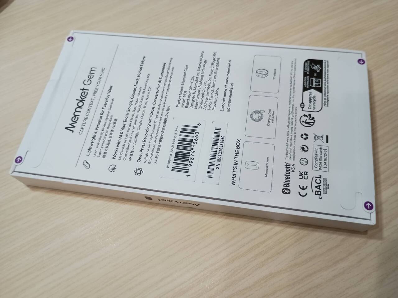 外箱の裏面。製品の特徴が英語・ドイツ語・スペイン語・フランス語・日本語で併記され、型番や認証マーク、同梱物の図が並んでいる
