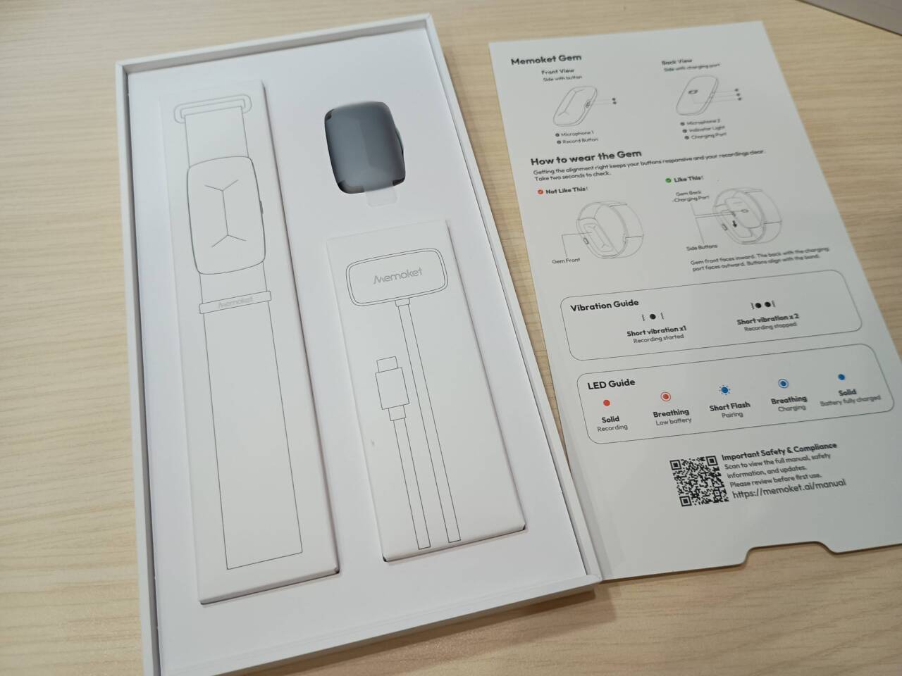 開いた内箱と、付属のクイックスタートガイド。ガイドには本体各部の名称、装着の向き、振動とLEDの色の意味が図解されている