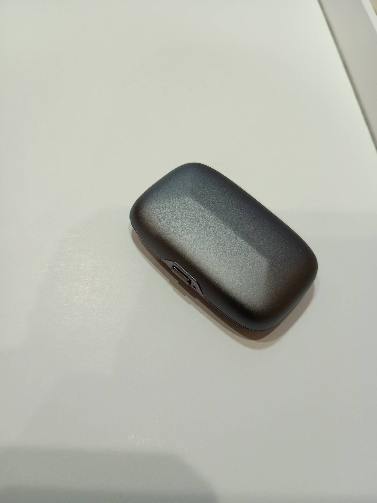 Memoket Gem本体。マットな濃いグレーの仕上げで、側面に録音ボタンが一つだけ配置されている