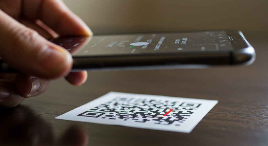 スマートフォンでQRコードを読み取っている様子の画像