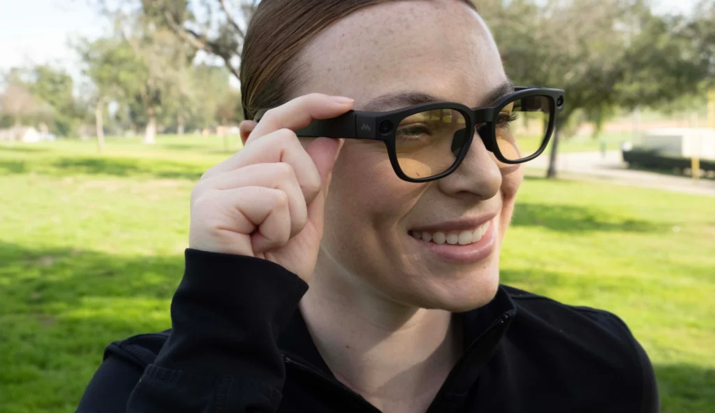 スマートフォンがアプリストアによって世界を変えたように、スマートグラスも同じ転換点を迎えようとしています。Mentraが発表したMentra Liveは、業界初のアプリストアとオープンソースOSを搭載し、開発者エコシステムの構築という新たな挑戦を始めました。 - innovaTopia - （イノベトピア）