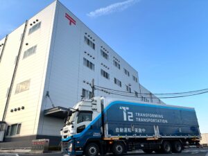 日本郵便とT2、自動運転トラック単独便を神奈川-大阪間で開始　次世代燃料で環境負荷削減