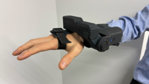 VRの“手ごたえ”をどこまで再現できるか?Diver-Xの触覚フィードバックデバイス「EXOS Wrist」体験レビュー