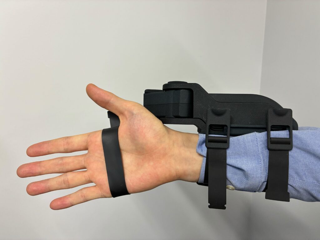 右手に装着したEXOS Wristを手の平側から見た様子