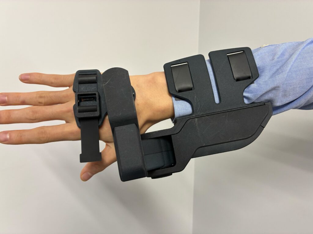 右手に装着したEXOS Wristを手の甲側から見た様子