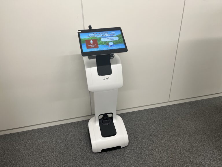 temi×生成AI、箱根早雲山駅に登場─多言語音声案内ロボットの実証実験が始まる