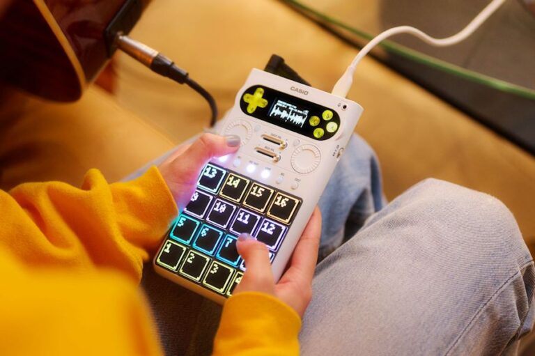 カシオ『SXC-1』発表 — 40年ぶり復活のサンプラーが問う、AI時代の「手触り」の価値