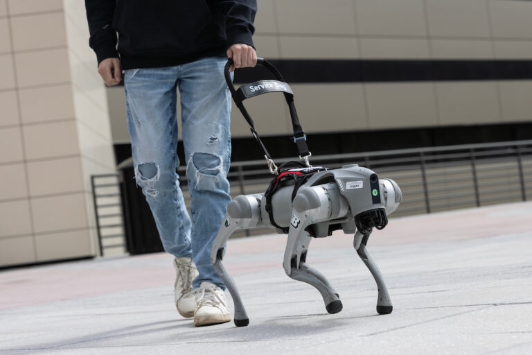 ロボット盲導犬がしゃべる時代へ。LLMで「状況を言葉にする」AIナビゲーションの最前線