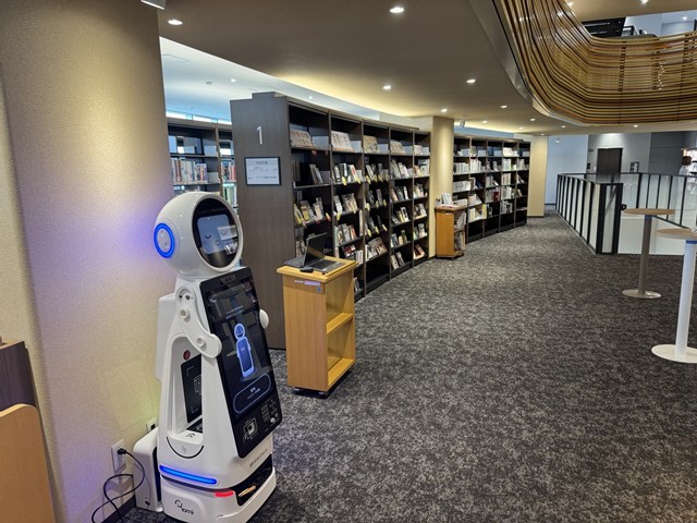 図書館ロボット「Romi」—大阪工業大学で40日間限定、蔵書検索から書架まで案内